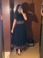 طقم سهرة مخمل اسود فاخر مزين بتطريزات وردية على ال...