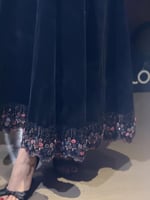 طقم سهرة مخمل اسود فاخر مزين بتطريزات وردية على ال...