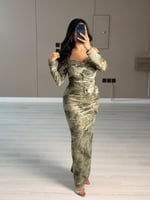 فستان سهرة ناعم طويل بكتفين مكشوفين واكمام طويلة