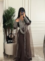 لبس تاسيس مع شال على الكتف