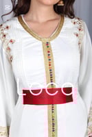 جلابية باللون الأبيض مع لمسات باللون الأحمر