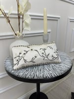 فستان مخمل أسود مع حقيبة