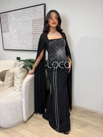 فستان سهرة أسود مطرز بأناقة وجاذبية