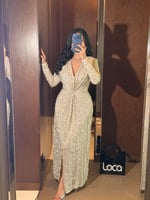 فستان سهرة ذهبي طويل مزين بالترتر بتصميم لف أنيق