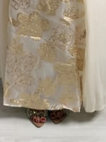 جلابية ناعمة طويلة بلون كريمي فاتح مع تطريزات ذهبي...