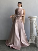 فستان وردي بياقة عالية