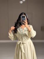 جلابية ناعمة بتصميم مميز لون بيج فاتح