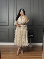 فستان بتصميم ورود بارز وفخم من لوكا فاشن