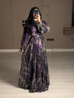 فستان طويل راقي مشجر باللون البنفسجي بأكمام واسعة...