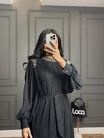 فستان ناعم بكسرات باللون الاسود من لوكا فاشن