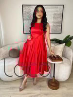 فستان قصير أحمر كلوش مكسر لإطلالة ساحرة