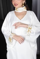 جلابيه باللون الابيض مع تطريز بالرقبه