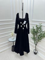 فستان اسود قطيفه بأكمام