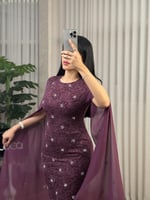 فستان انيق ارجواني اللون مزين بتطريزات