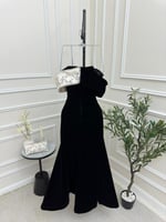 فستان مخمل أسود مع حقيبة