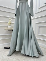 فستان ناعم يكسره جانبيه