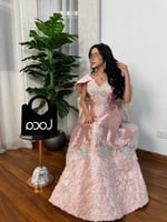 فستان سهره مميز بلون وردي وتطريز فخم من لوكا فاشن