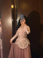 طقم سهرة نسائي ناعم مكون من جاكيت مطرز وتنورة طويل...