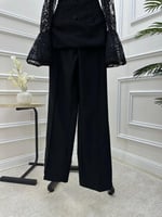 طقم مميز باللون الأسود