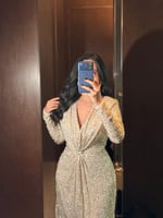 فستان سهرة ذهبي طويل مزين بالترتر بتصميم لف أنيق