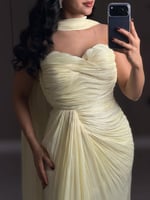 فستان سهرة اصفر ليموني فاتح بتصميم مكشوف الكتفين م...