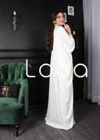 جلابيه باللون الابيض مع تطريز بالرقبه