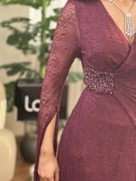 فستان ناعم دانتيل بتصميم وقصه تبرز جمال القوام