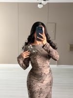 فستان بني ناعم بأكمام طويلة بتصميم انسيابي أنيق