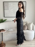 فستان اسود بقصة ناعمة مميز بلمسات من الريش