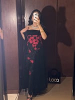 طقم سهرة أسود طويل مزين بزخارف من الورود الحمراء