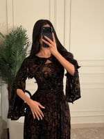 فستان سهرة مخمل لون اسود ودرجات النود بأكمام طويلة...