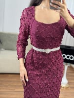 فستان “أناقة التوت” المطرز بحزام لؤلؤي