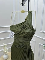 فستان سهره بكسرات باللون الزيتي الغامق