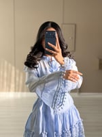 فستان قصير ازرق بكسرات و أكمام طويلة دانتيل