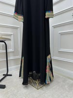 جلابية باللون الأسود بتصميم ناعم