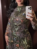 طقم سهرة زيتي مطرز بزخارف نباتية لامعة انيقة