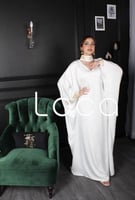 جلابيه باللون الابيض مع تطريز بالرقبه