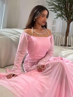 فستان وردي ناعم بلمسات براقة