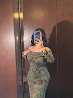 فستان سهرة مخمل اخضر زيتوني بأكتاف مكشوفة وأكمام ط...