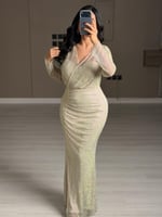 فستان سهرة طويل ضيق لون بيج لامع بكسرات جانبية و ا...