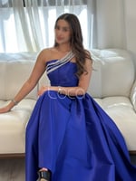 فستان نيلي مميز بلمسات براقة