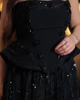 فستان اسود بكورسيه