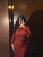 طقم ناعم عنابي لامع بلوزة قصيرة وأكمام طويلة