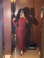 طقم ناعم عنابي لامع بلوزة قصيرة وأكمام طويلة