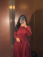 فستان سهرة عنابي راقي طويل بأكمام طويلة واسعة