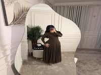 فستان ناعم بلون زيتي مع أكمام