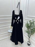 فستان اسود قطيفه بأكمام