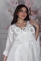 جلابيه أنيقه باللون الأبيض مع اكسسوار بالرقبه