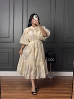 فستان ناعم ميدي لون سكري مطرز بأكمام منتفخة وحزام...