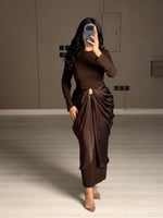 فستان بني ناعم بقصة درابيه ملفوفة عند الخصر